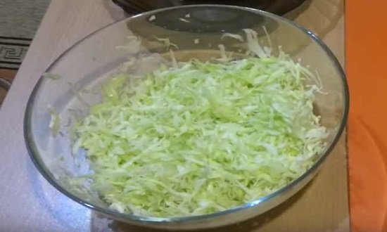 cdde32fdfc23c79e57bd5da61bc8b949 Готуємо салат з капусти з курячою грудкою — прості рецепти смачного салату