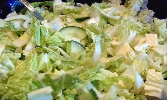 d815793af10e53264525093023d217ae Рецепт приготування дуже смачного весняного салат з капустою та огірками