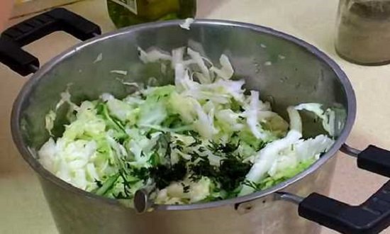 e6d4e3232b1bad0feef0239e3f1ee3f0 Рецепт приготування дуже смачного весняного салат з капустою та огірками