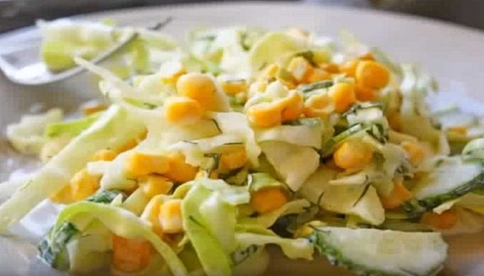 e768b6a01cf48d9f653299b2e6228e83 Рецепт приготування дуже смачного весняного салат з капустою та огірками