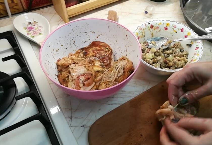 039e94971bd11e957c0590a08e1ce1b4 Курячі стегна з грибами: в духовці на сковороді, з сиром, з картоплею, рецепт з фото