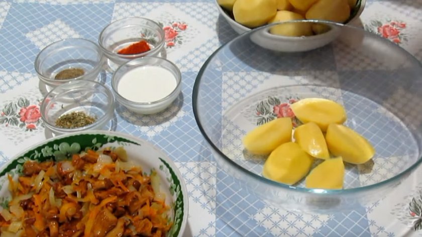 0bf3cd99f88529ceb0f2af0e4a95a0c3 Картопля з лисичками у духовці: запечені зі сметаною і сиром, покроковий рецепт з фото, як приготувати з мясом