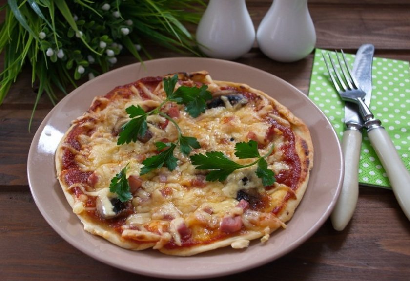 198ae2f249079ba77357f480e07f2db3 Піца з грибами печерицями, ковбасою і сиром: нескладні рецепти для приготування в звичайній духовці