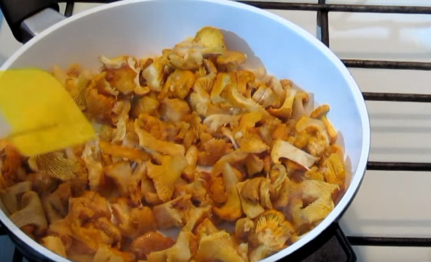 1a6e6977ce4c23e126319e5a31d29056 Картопля з лисичками у духовці: запечені зі сметаною і сиром, покроковий рецепт з фото, як приготувати з мясом