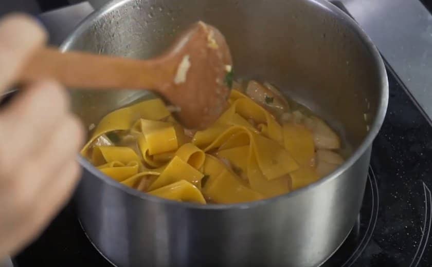 2e4e338cb232b11c798807c55c8577cf Паста з білими грибами: спагеті у вершковому соусі, макарони з сушеними грибами — покроковий італійський рецепт з фото