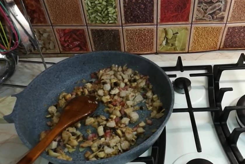 3156f15af3874b3ab10e927958af1751 Курячі стегна з грибами: в духовці на сковороді, з сиром, з картоплею, рецепт з фото