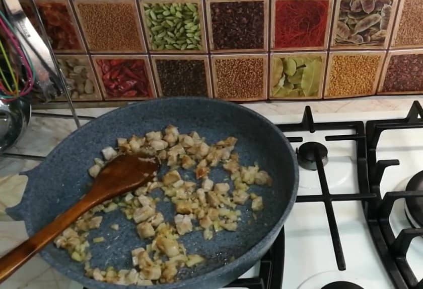 382e762edf6dc700f0adbc6644292910 Курячі стегна з грибами: в духовці на сковороді, з сиром, з картоплею, рецепт з фото