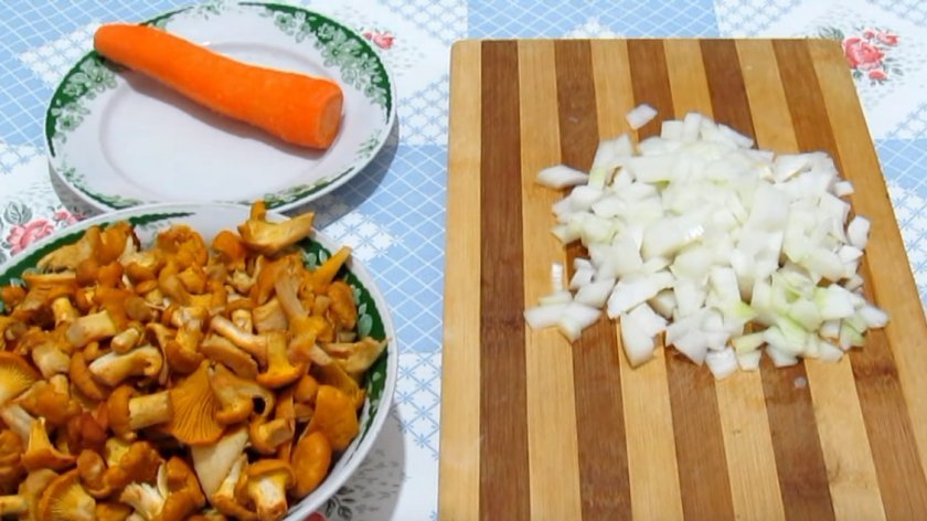 388c4a082f6a44e543b3915636a22bcb Картопля з лисичками у духовці: запечені зі сметаною і сиром, покроковий рецепт з фото, як приготувати з мясом