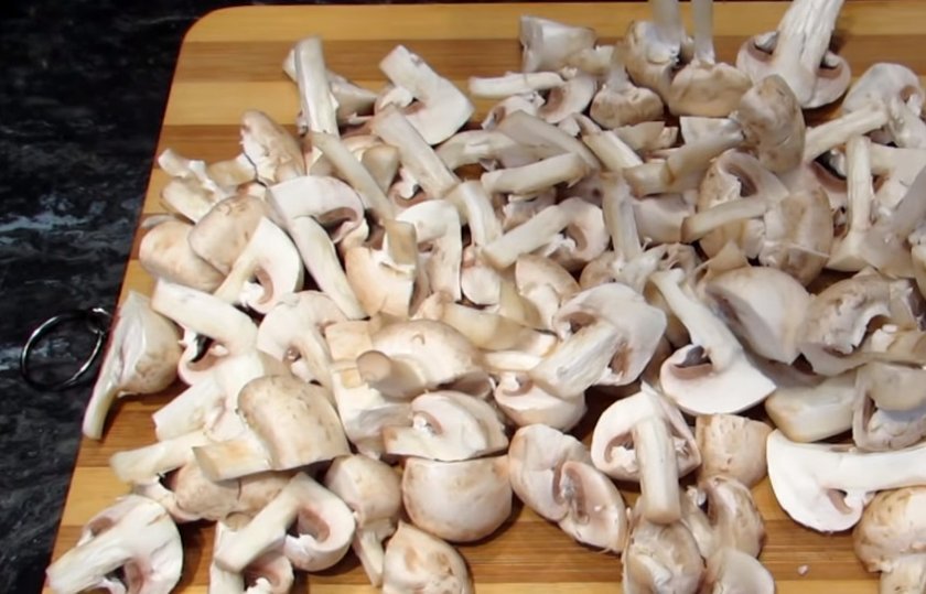4900f56062b642c27bf05682d8b0eef6 Як приготувати куряче філе з грибами і сиром на сковороді, в сметані, у вершках: рецепт