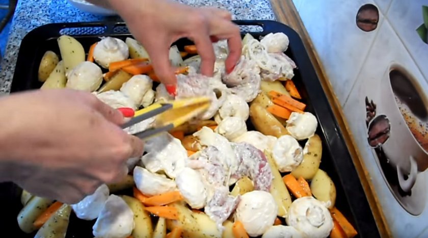 60b49f0b53d093a924cc4cf5b114cdff Картопля з шампіньйонами в духовці, як приготувати в рукаві, простий рецепт страви з фото