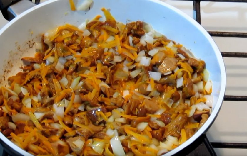 648730008110db49a3fc6e04c5d7c180 Картопля з лисичками у духовці: запечені зі сметаною і сиром, покроковий рецепт з фото, як приготувати з мясом