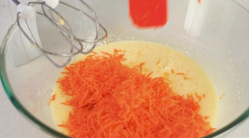 64e9ac9832e4fe7e27e76dab9b25de76 Морквяний торт з волоськими горіхами, корицею, чорносливом, сирним і сирним кремом: рецепти, опис та фото