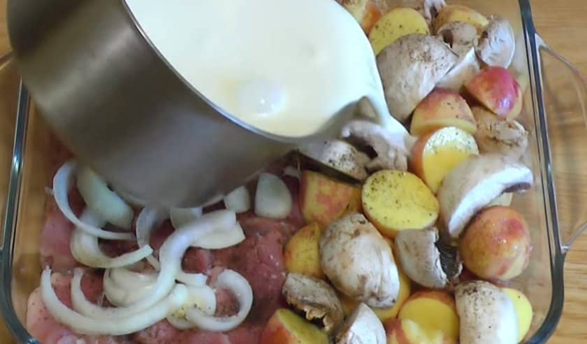 7b45fd50385b40827b80c5ddfeded479 Картопля з мясом і грибами в духовці: рецепт на деку, запечена з сиром і печерицями