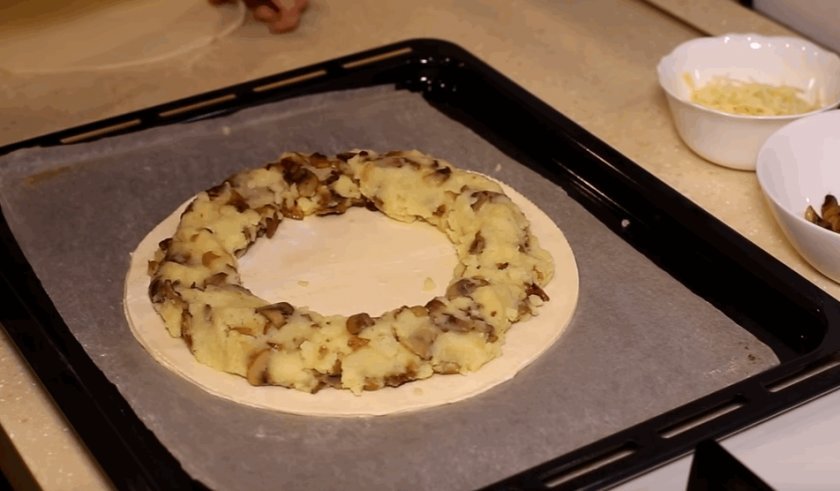 8323ad997fb547d7c74cb1c5dffc099f Пиріг з грибами і картоплею: рецепт з листкового тіста, з дріжджового тіста