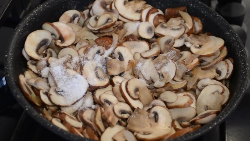 8969dd30174c84352799be808956e0db Картопля з грибами і сиром, запечена в духовці: прості покрокові рецепти з фото
