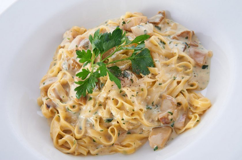 8c096ad1b405a770b57cb4119a79cc78 Паста з білими грибами: спагеті у вершковому соусі, макарони з сушеними грибами — покроковий італійський рецепт з фото
