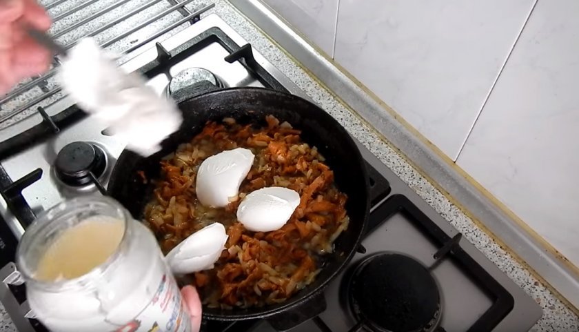 94295f9e94684113e1d4d4b6c6080344 Картопля з лисичками у духовці: запечені зі сметаною і сиром, покроковий рецепт з фото, як приготувати з мясом