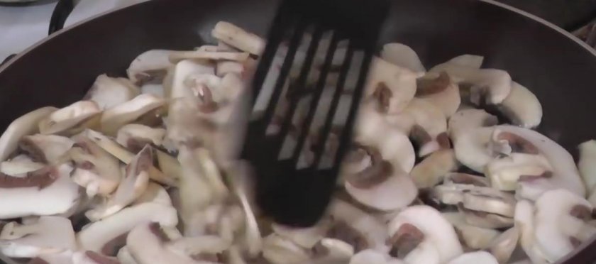 96edbc94b851c68d7e06c5555a46e993 Курячі стегна з грибами: в духовці на сковороді, з сиром, з картоплею, рецепт з фото