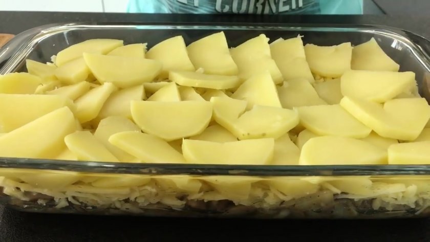 989b3211adb426ae136f2824dc985f73 Картопля з грибами і сиром, запечена в духовці: прості покрокові рецепти з фото