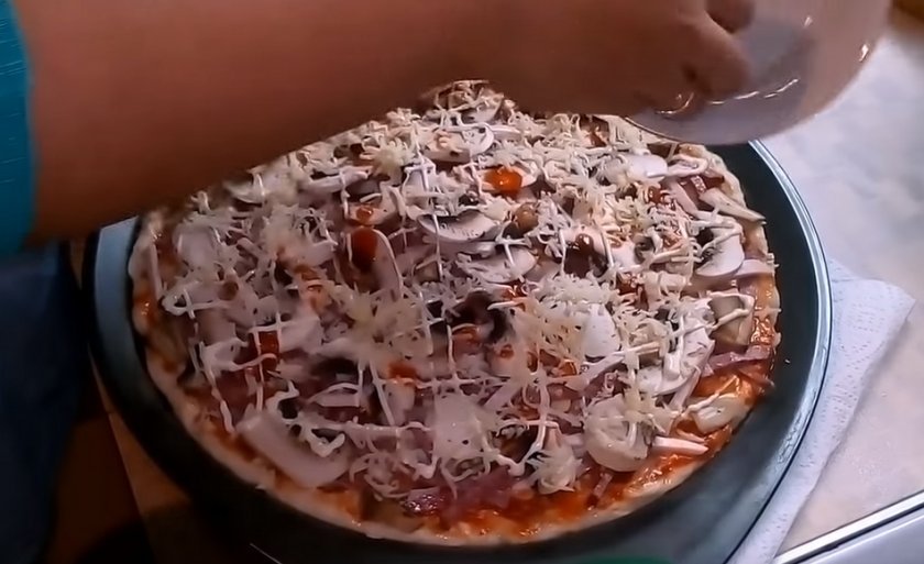 abb0d0de763bd7216daced7ecb9ac080 Піца з грибами печерицями, ковбасою і сиром: нескладні рецепти для приготування в звичайній духовці