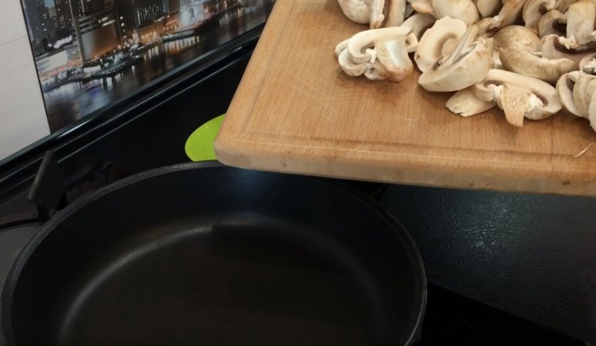 b5272e4b9844bd3ae9fcfd9844e351d2 Смажена картопля з грибами в духовці на деку, як смачно приготувати, простий покроковий рецепт страви з фото