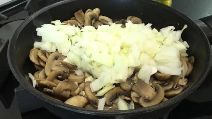 b5aafed0095384ae273f1435efa2fe4e Картопля з грибами і сиром, запечена в духовці: прості покрокові рецепти з фото