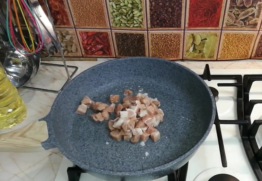 c18c302441e055b1544d2b0705f9797d Курячі стегна з грибами: в духовці на сковороді, з сиром, з картоплею, рецепт з фото