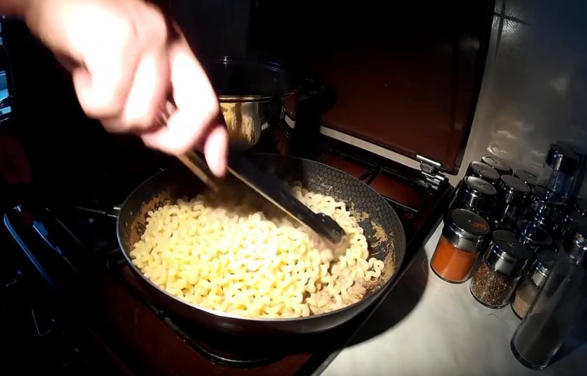 cef65ddb592151551f4d363048226b50 Паста з білими грибами: спагеті у вершковому соусі, макарони з сушеними грибами — покроковий італійський рецепт з фото