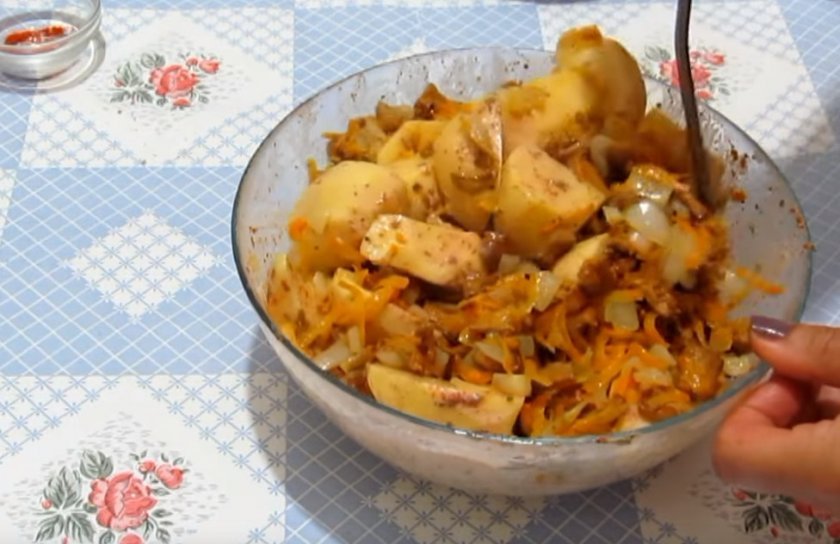 d79932258d3da997d200c9f7ef18e999 Картопля з лисичками у духовці: запечені зі сметаною і сиром, покроковий рецепт з фото, як приготувати з мясом