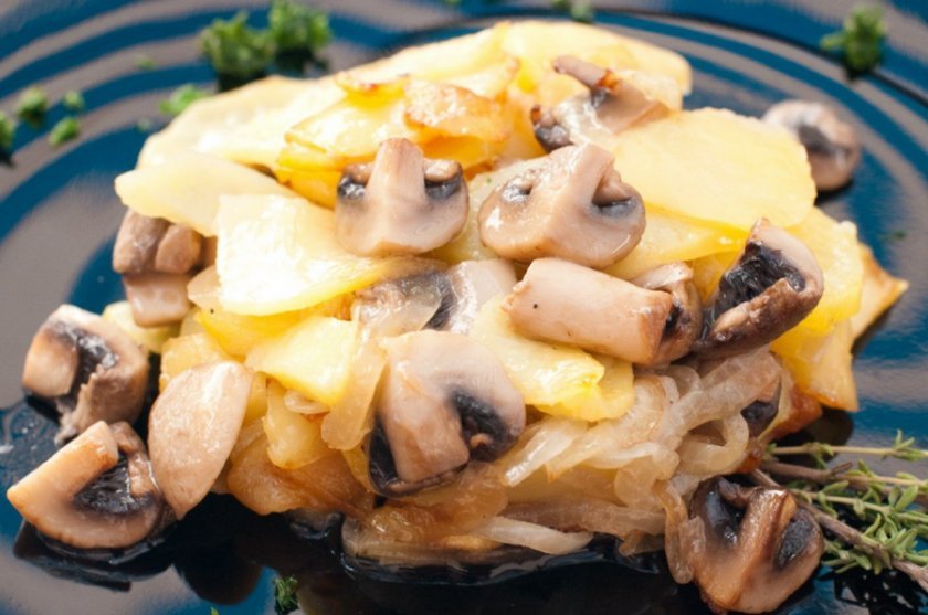 e52b6207f99330996ade977a284cbf6c Картопля з мясом і грибами в духовці: рецепт на деку, запечена з сиром і печерицями