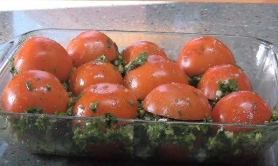 0694e8df71cff11a34e37f71be3a4b05 Як приготувати смачні малосольні помідори з часником і кропом
