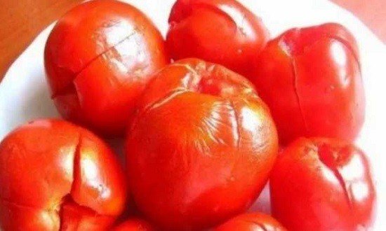 1376fb33a31cf0fc79ffede7d29c6858 Як приготувати смачні малосольні помідори з часником і кропом