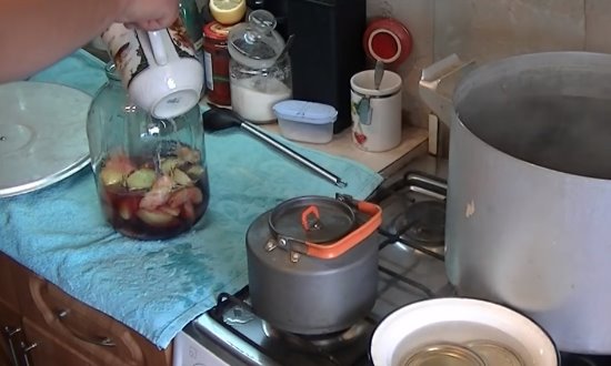  Рецепти компоту з яблук на зиму — як приготувати вдома у 3 літрових банках без стерилізації