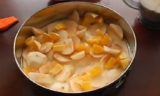 24f6495e5766a2f7063cb26edc34fac4 Пишна шарлотка з яблуками і апельсинами — готуємо за класичними рецептами