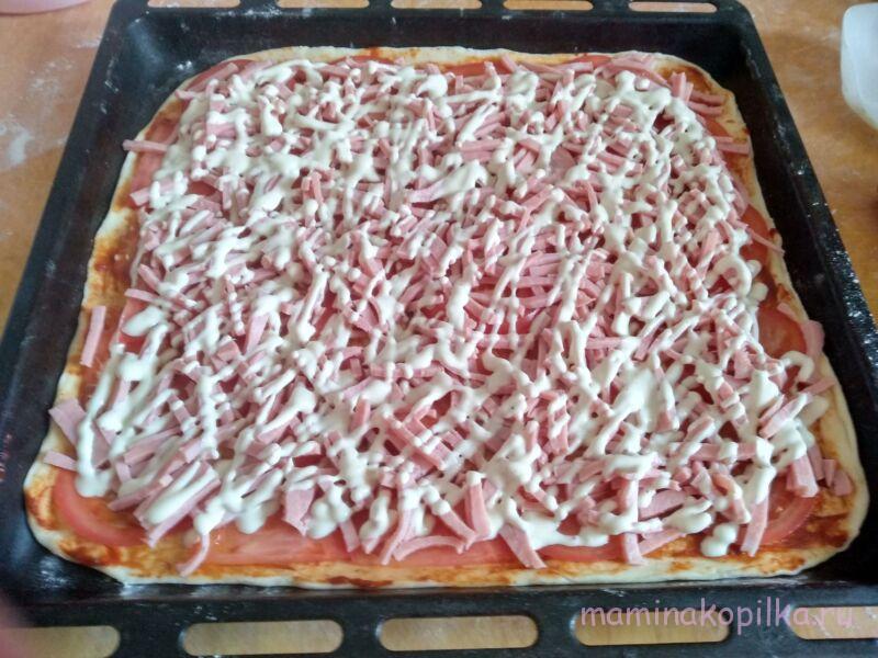 2aea21357a00a0c8f12bc9c7b02d41ab Піца з ковбасою, помідорами і сиром в духовці