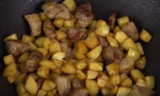 2b02bfd77a6055a1a4c8853f72de6da0 Як посмажити картоплю на сковороді — 7 рецептів приготування