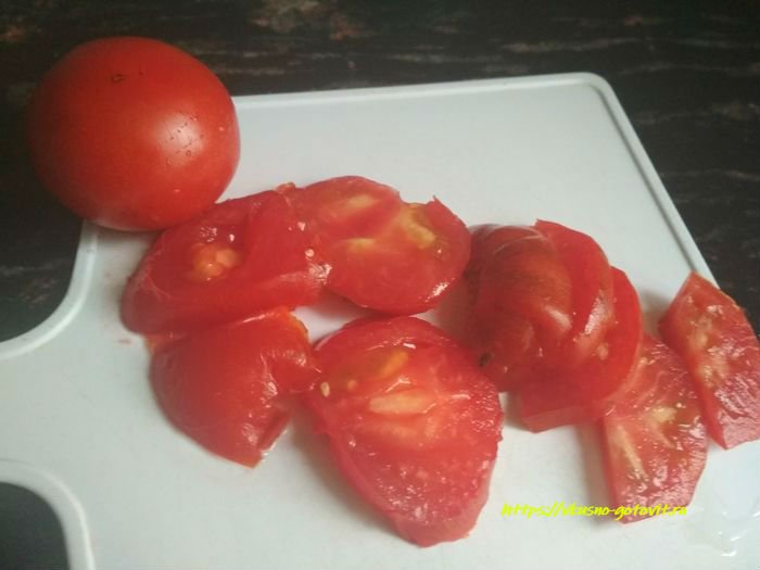 2cc52dde267a7c75885973c61f4e59b9 Омлет з помідорами і баклажанами з молоком, приготований на сковороді