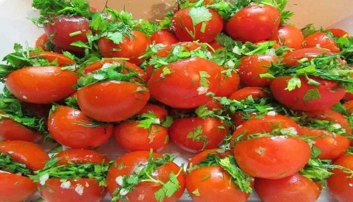 38a9041b2e9968c103a786bd9671bde9 Як приготувати смачні малосольні помідори з часником і кропом