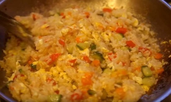 3d500938a2052974434fccc002e0aa88 Як приготувати смажений рис з овочами і яйцем на сковороді смачно за простими рецептами
