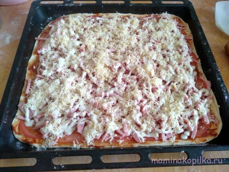 46e7fd9c5438abeb3130e4004e2418b9 Піца з ковбасою, помідорами і сиром в духовці