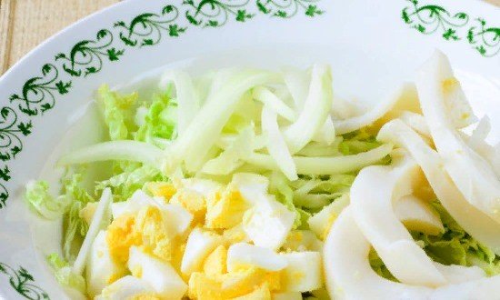  Самий смачний салат з кальмарами і пекінською капустою — прості рецепти приготування