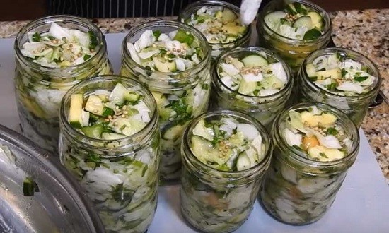  Найсмачніші салати з огірків на зиму — 7 рецептів приготування