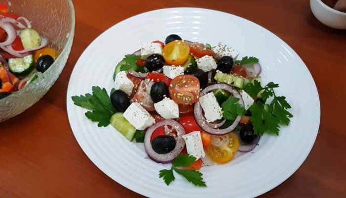 572080497e9ea056d31211e0b5b28937 Грецький салат з пекінською капустою, сиром фета і оливками — 10 домашніх рецептів