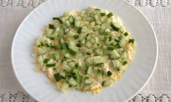 57540cfbda40c1bc8bc36bbffa76d32b Самий смачний салат з кальмаром, яйцем, огірком і сиром — докладні рецепти приготування