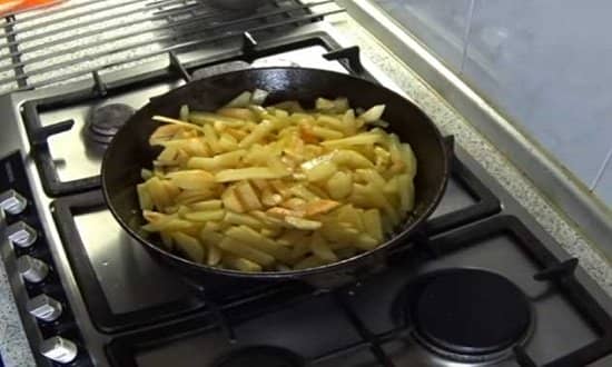 63a2123b80a4266b753eb741b69199fb Як посмажити картоплю на сковороді — 7 рецептів приготування