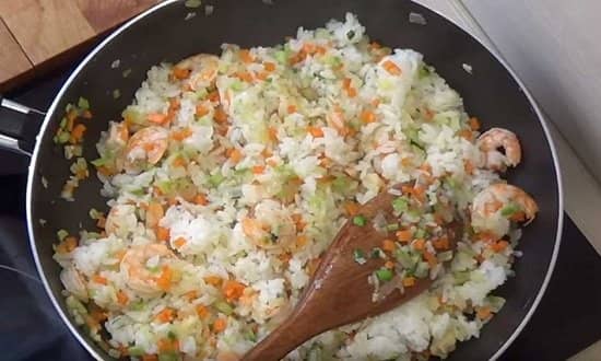 6c8a2e1dc819e4cdce6a819898f0a7af Як приготувати смажений рис з овочами і яйцем на сковороді смачно за простими рецептами
