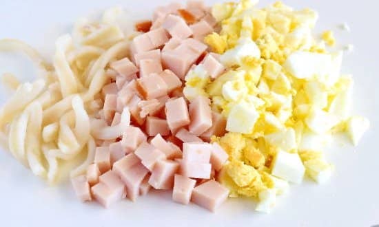 75cfc4c6eb2c1386f4ba7787ef08b86f Самий смачний салат з кальмаром, яйцем, огірком і сиром — докладні рецепти приготування