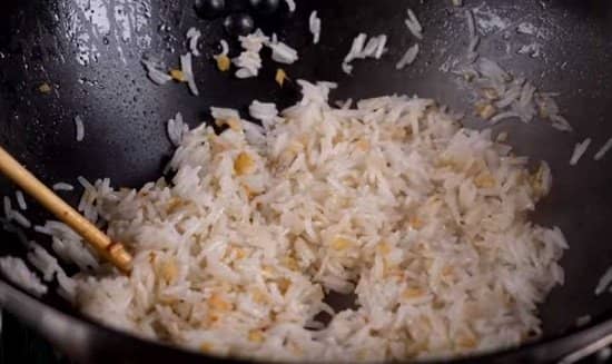 807feb8097fbf1804cda697cd74ed1eb Як приготувати смажений рис з овочами і яйцем на сковороді смачно за простими рецептами