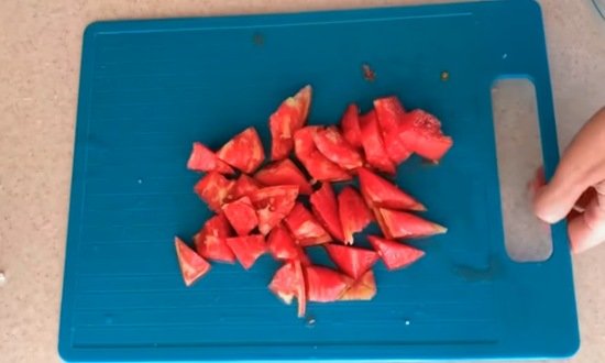 85e02361a7ae944d297c69105e477545 Салат з цвітної капусти з помідорами і сиром — рецепти прості і смачні з фотографіями
