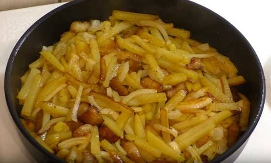 8bbbda4a3ff6445bebb4badec9a41560 Як посмажити картоплю на сковороді — 7 рецептів приготування